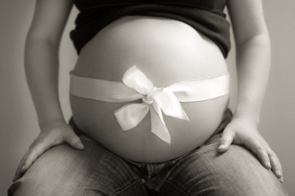 Čekáme nový přírůstek do rodiny, zdroj: https://commons.wikimedia.org/wiki/Category:Pregnant_women#/media/File:Geschenk_fig.1.jpg