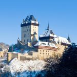 Ani zima turisty nezastaví, vezměte děti na Karlštejn!